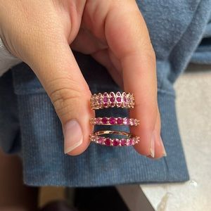 Woman’s size 7 three piece rings.